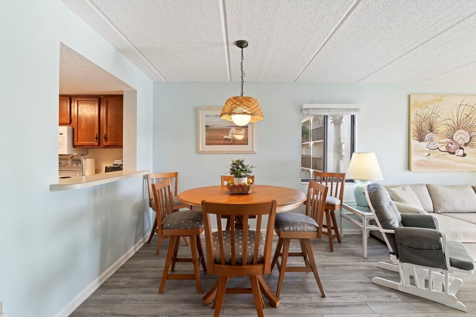 1208 Dining Area