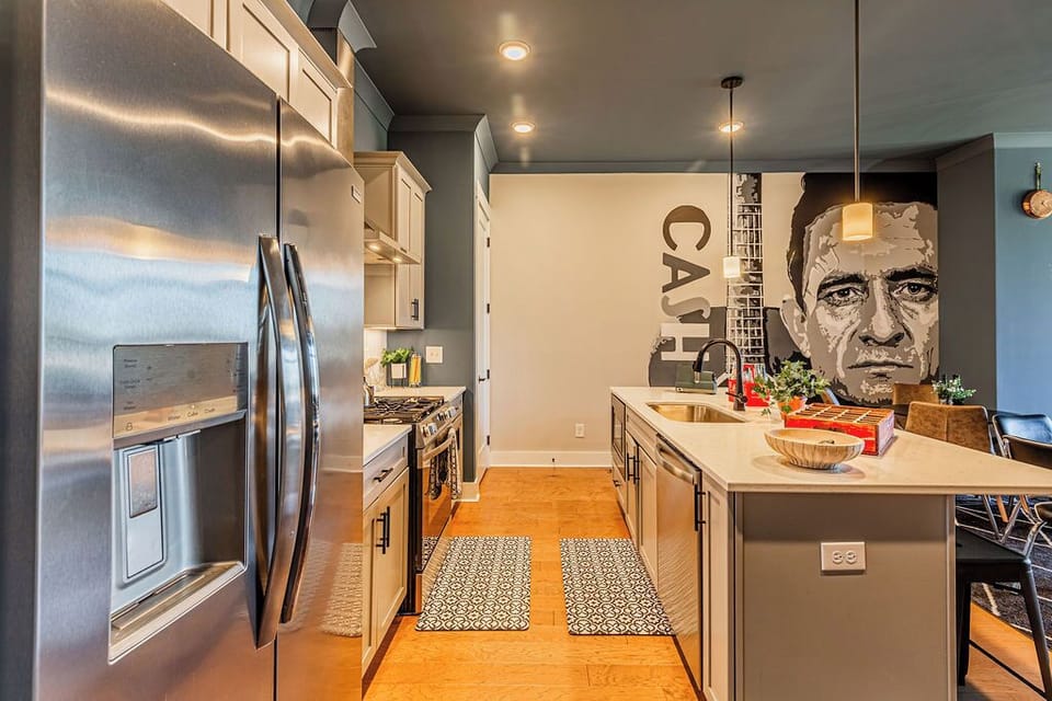 Full kitchen with breakfast bar and all the cooking essentials