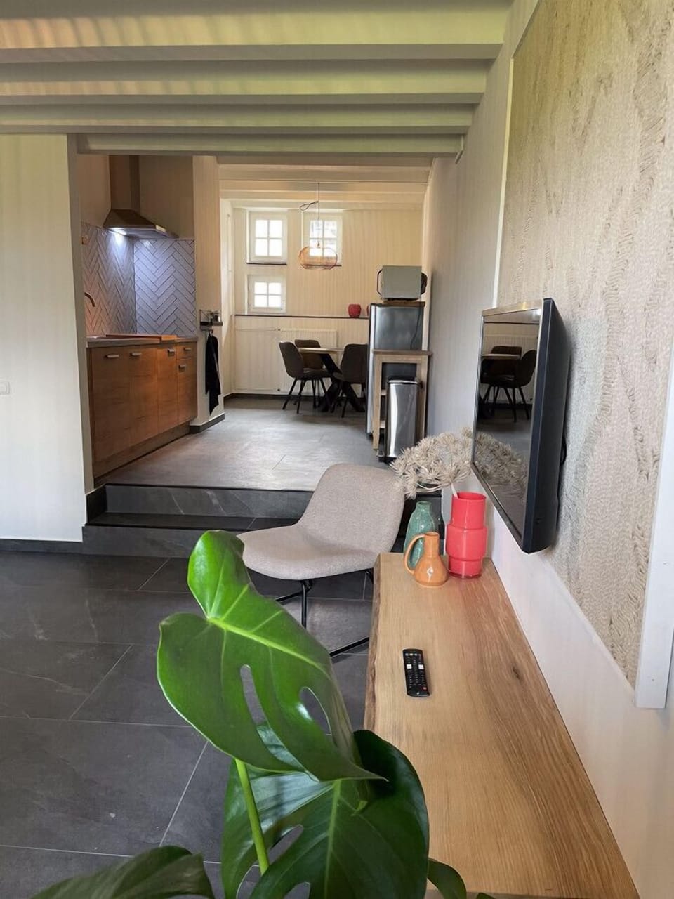 Woonkamer met zicht op keuken