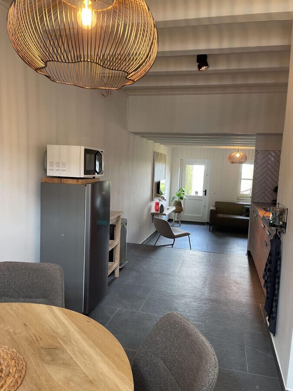 Zicht van keuken op woonkamer
