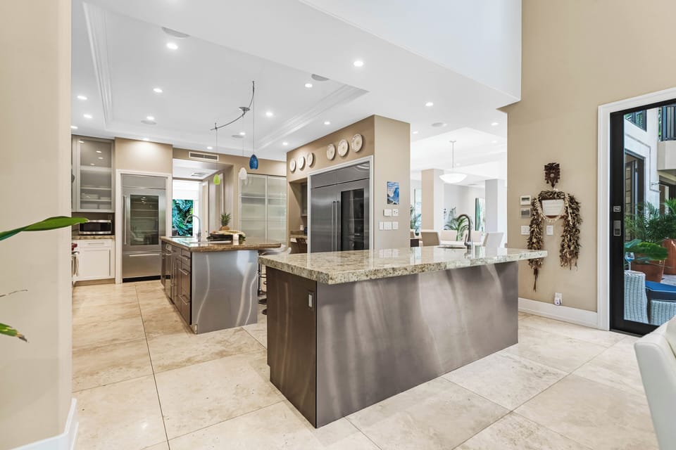 Central island with seating in a modern gourmet kitchen.