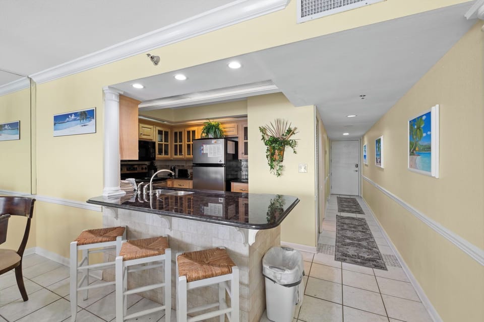 Eat-in Kitchen Bar