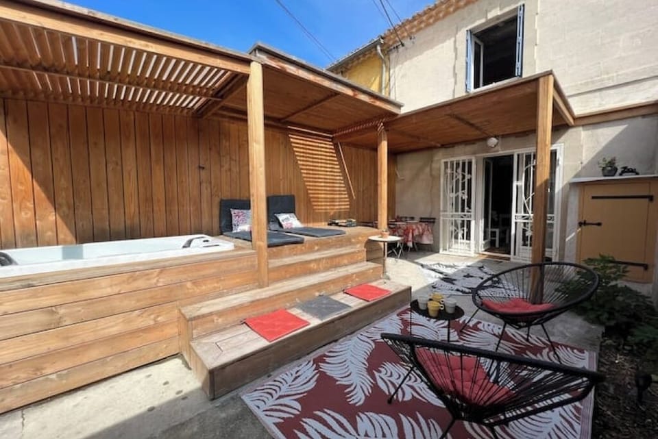 Outdoor spa tub