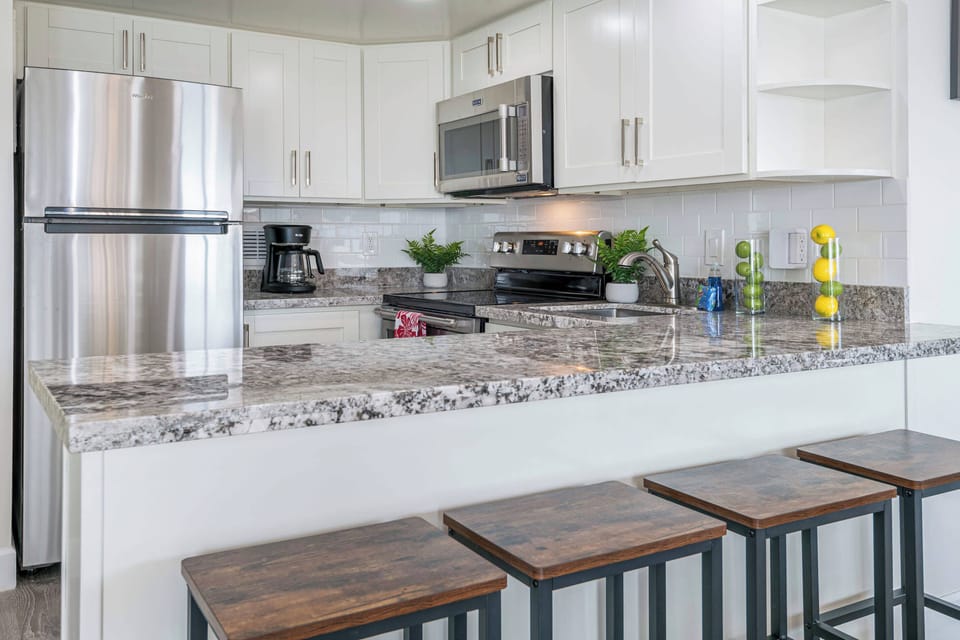Full kitchen w/ blender, coffee machine, toaster, hot water kettle, cutlery and more!