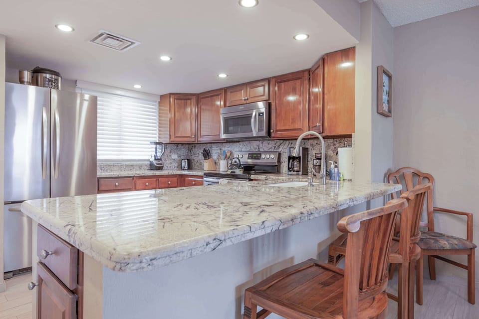 Kitchen bar counter with seating for 2