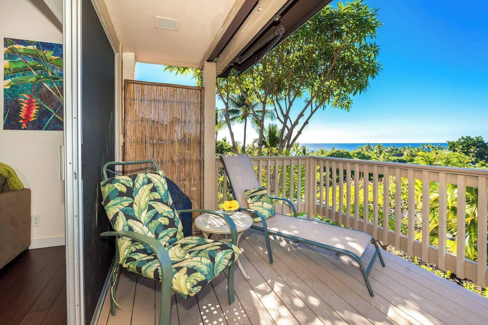 Lanai with patio seating