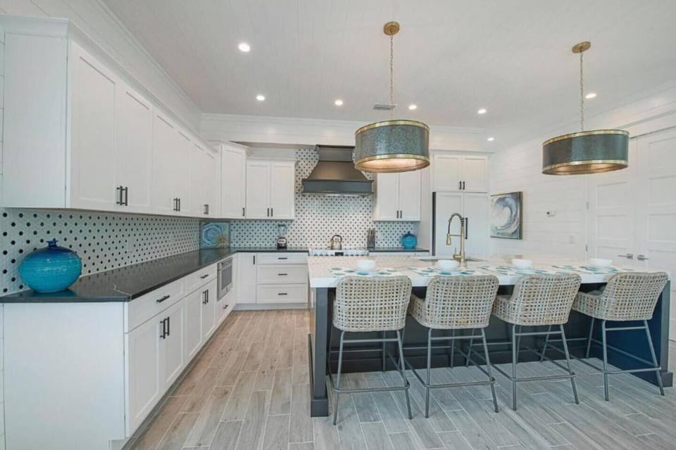 large amount of cabiet space in kitchen