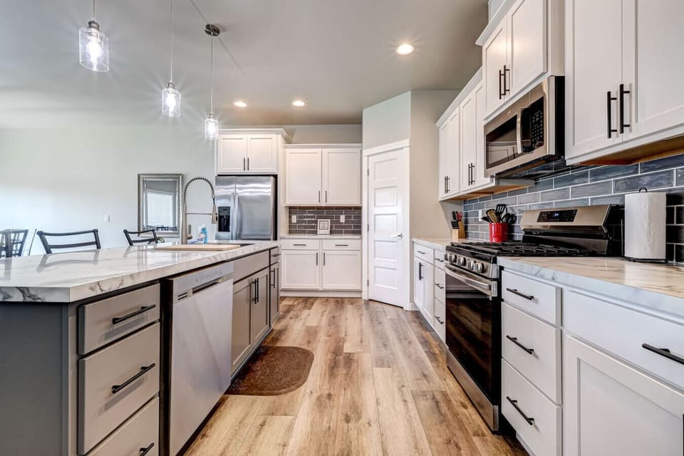 Chef`s Kitchen - Open Concept