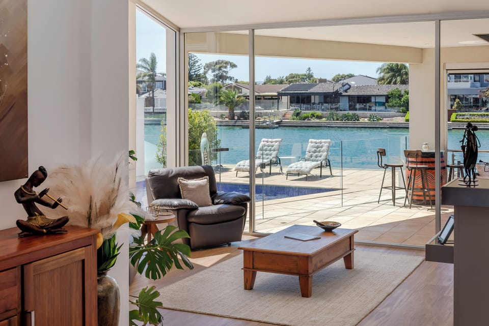 Lake Luxe, Elite Accommodation, West Lakes, Pool, Spa, Outdoor Kitchen, Free parking, LIV Golf