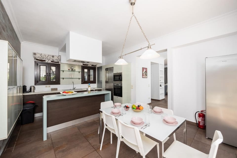 Equipped kitchen with dining area and A/C
