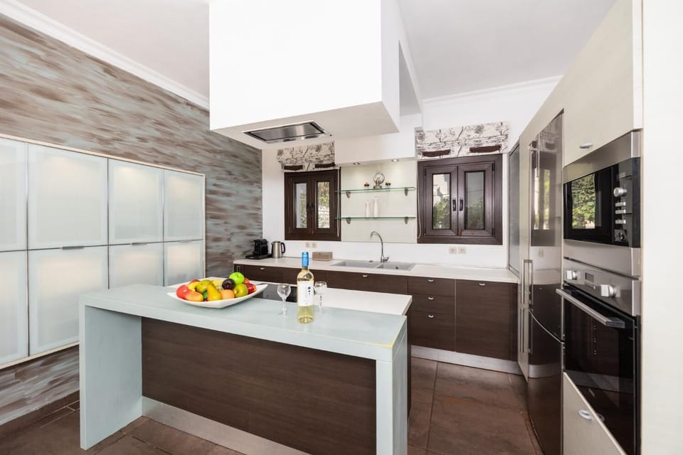 Equipped kitchen with dining area and A/C