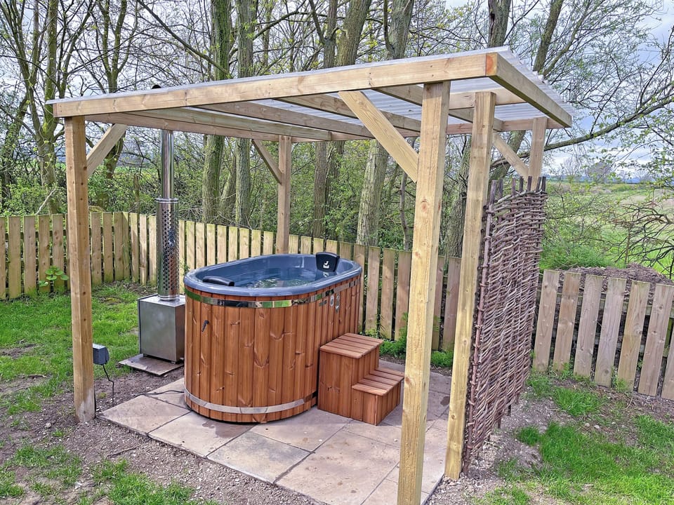 Hot tub | The Rams Rest - Shamrock Shepherds Huts, Kirby Misperton