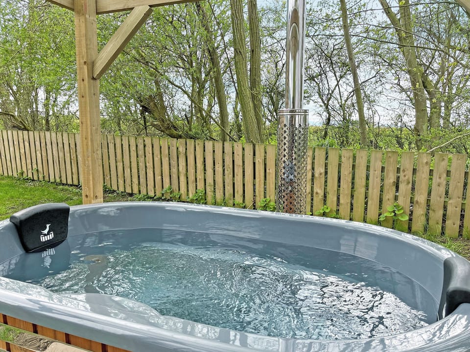 Hot tub | The Rams Rest - Shamrock Shepherds Huts, Kirby Misperton