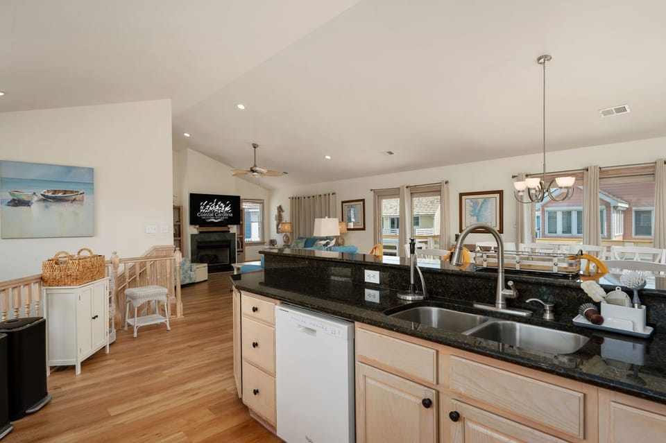 SV25: A Bitt Beachy | TL Kitchen Area - Island Seating for 4