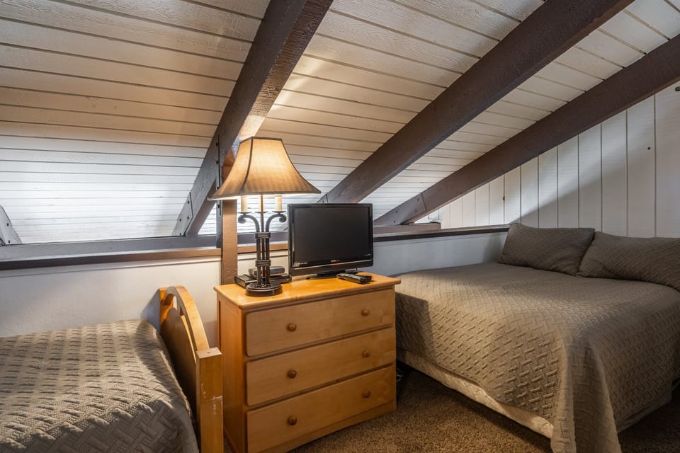 Loft, Two Twin Beds and a Full Bed, En-suite full bathroom (shower only), washer and dryer, TV