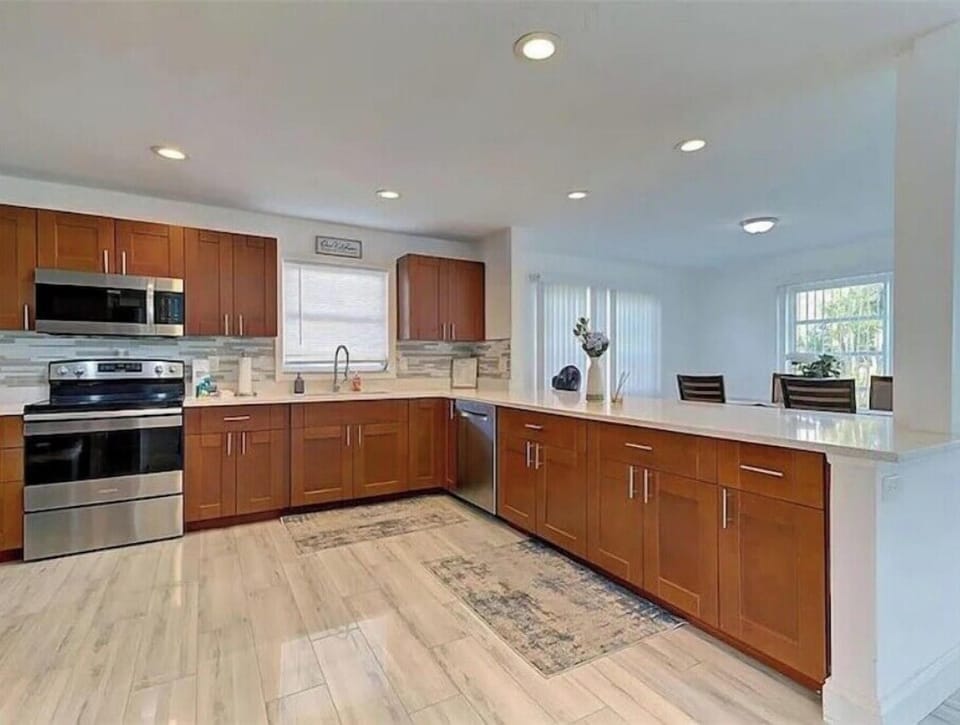  Spaciousopen kitchen