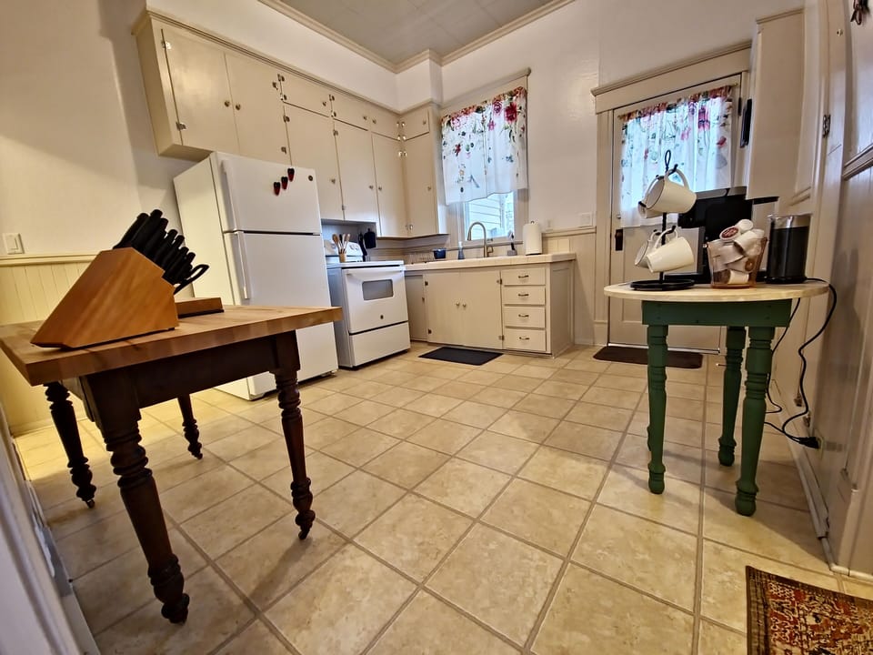Fully equipped kitchen with new appliances,