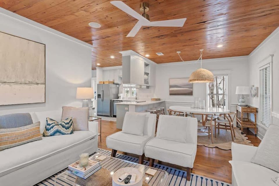 Living room: Smart TV, central heating, with A/C, main floor, access to balcony