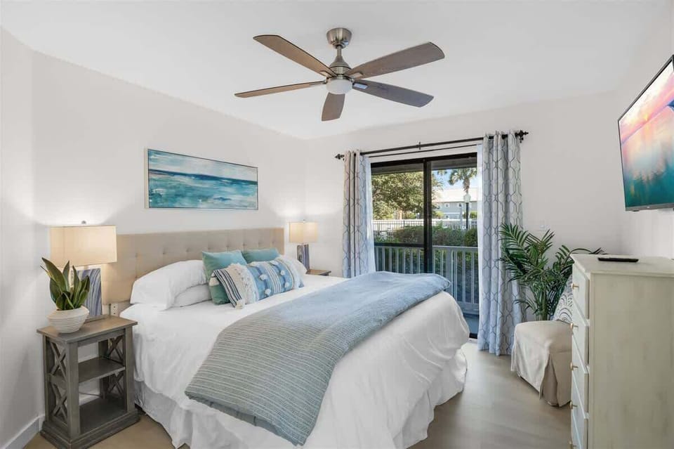 Bedroom 1: King bed, Smart TV