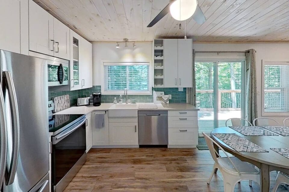 From breakfast pancakes to late-night snacks, this full and spacious kitchen is ready for every craving.