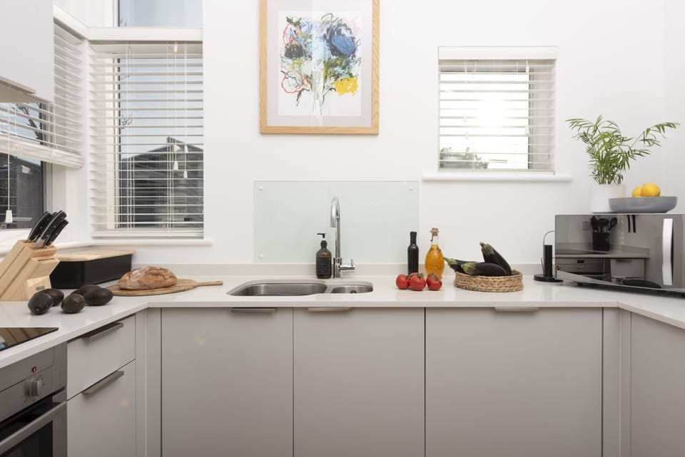 The kitchen worksurface, microwave and stovetop - 71 Una