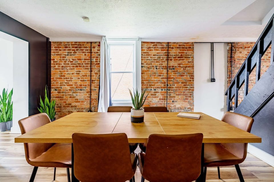 This cozy common area invites you to relax, offering plenty of seating and easy access to Columbus’s top attractions, including the Columbus Museum of Art.
