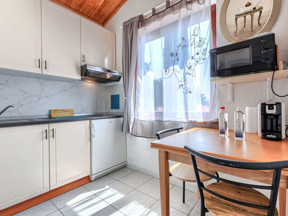 Major Appliance, Furniture, Interior Design, Kitchen, Countertop, Plumbing Fixture, Flooring, Room, Floor, Kitchen Sink