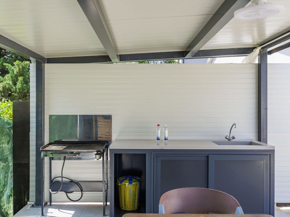 Kitchen, Countertop, Ceiling, Shade, Glass, Houseplant, Kitchen Appliance, Plumbing Fixture, Sink, Tap