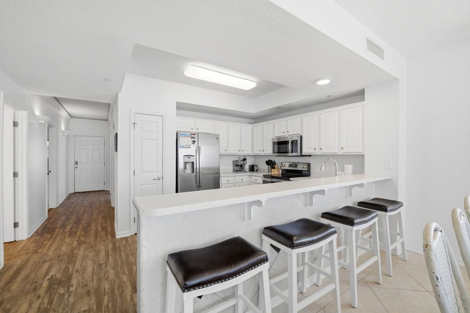 Eat-in kitchen bar seating