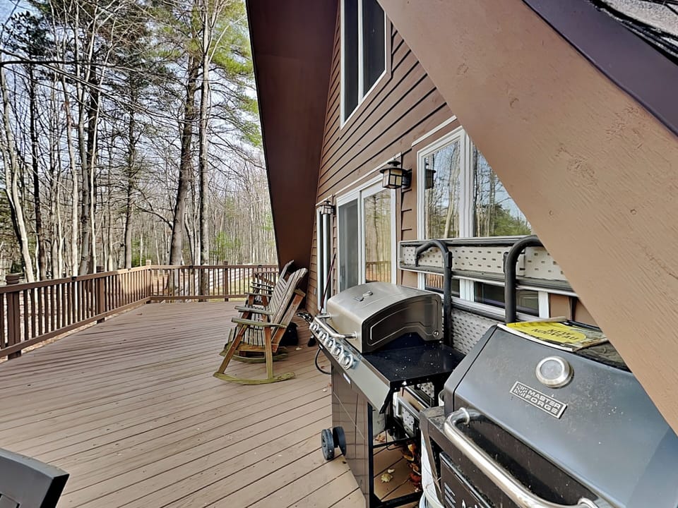 Deck w/ Grills & Outdoor Seating