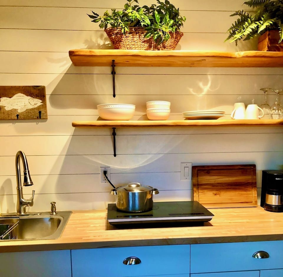 Studio kitchenette.