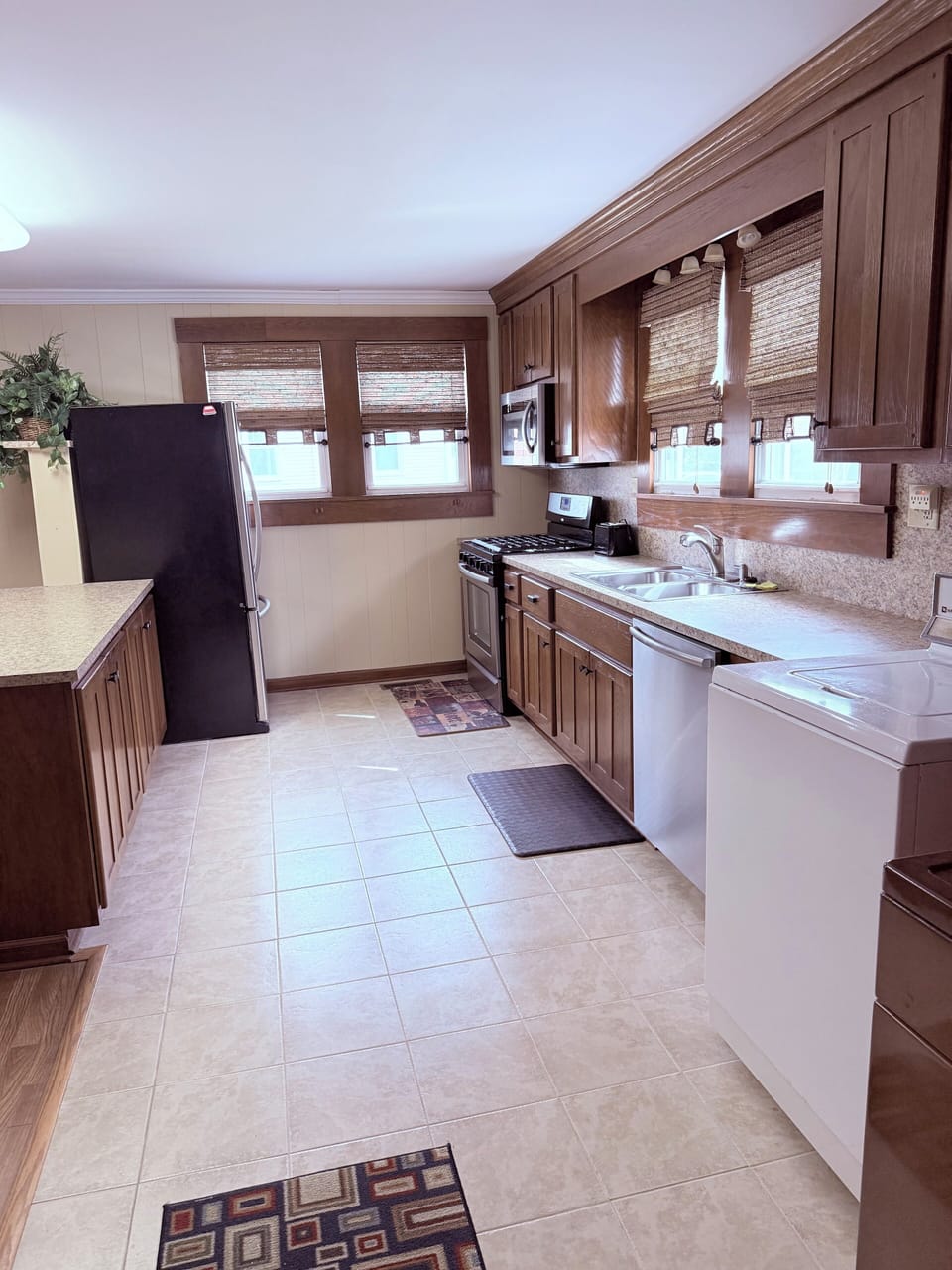 Fully stocked kitchen. All appliances and necessities. 