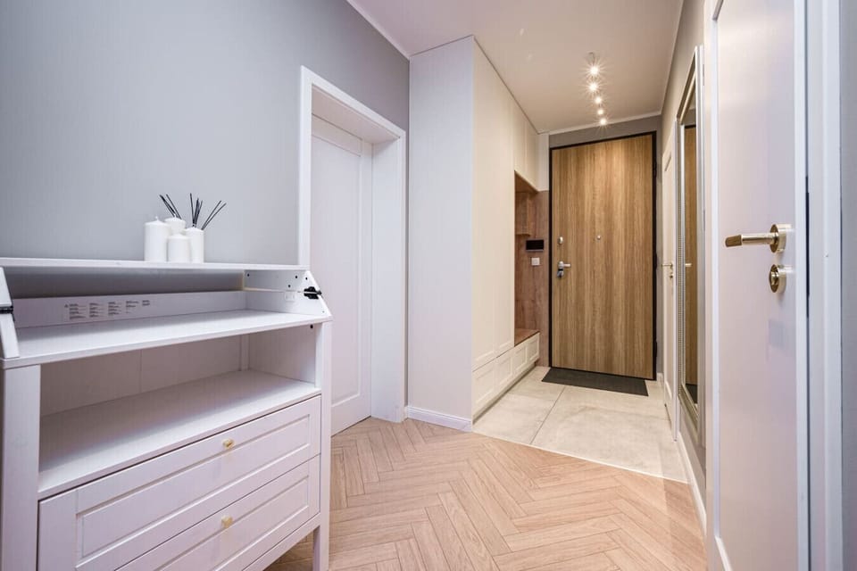 Entryway – Spacious & Functional for a Seamless Arrival | Book Now with RENTUJEMY.COM