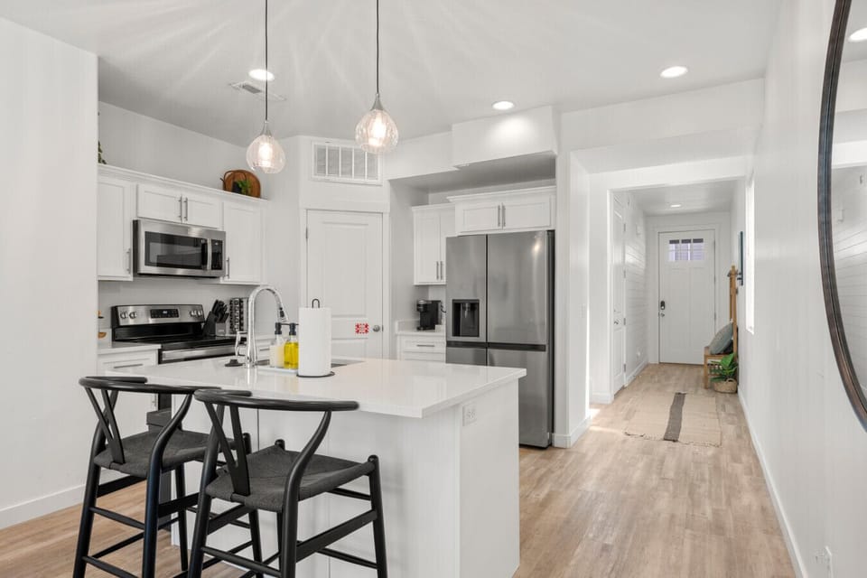 Fully equipped kitchen with island seating