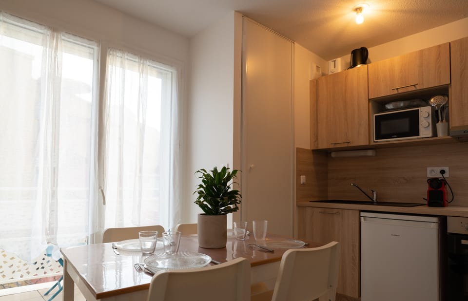 Fitted kitchen opening onto the living room and balcony