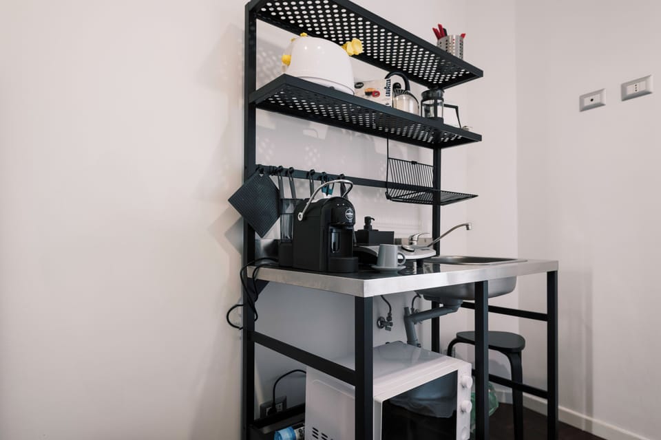 Elegante cucina moderna con piano a induzione.