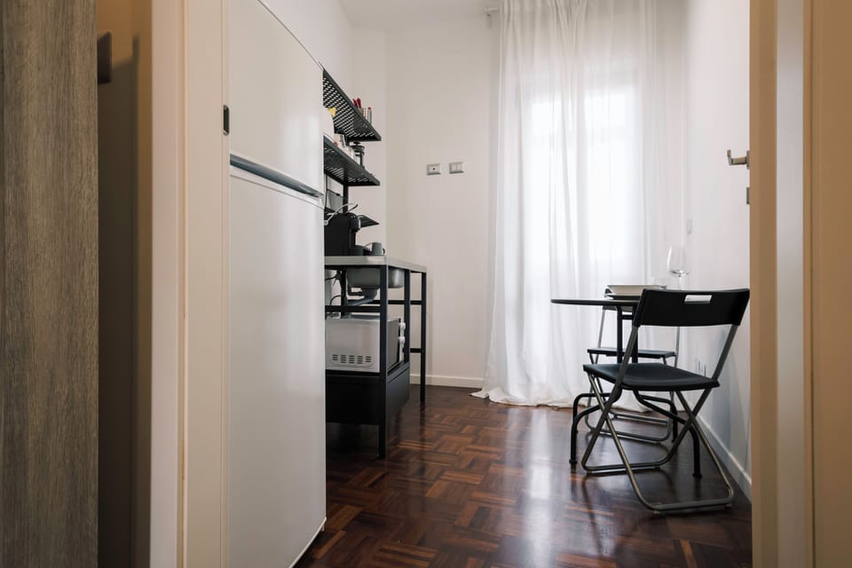 Elegante cucina moderna con piano a induzione.