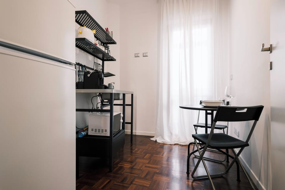 Elegante cucina moderna con piano a induzione.