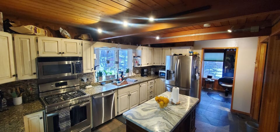 Fully stocked kitchen, Gas oven, dishwasher
