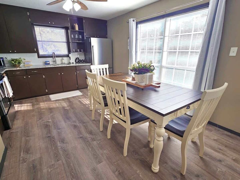You’ll find everything you need nearby, whether it’s tableware, napkins, or extra seating for larger gatherings.