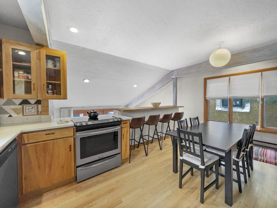 Kitchen dining area