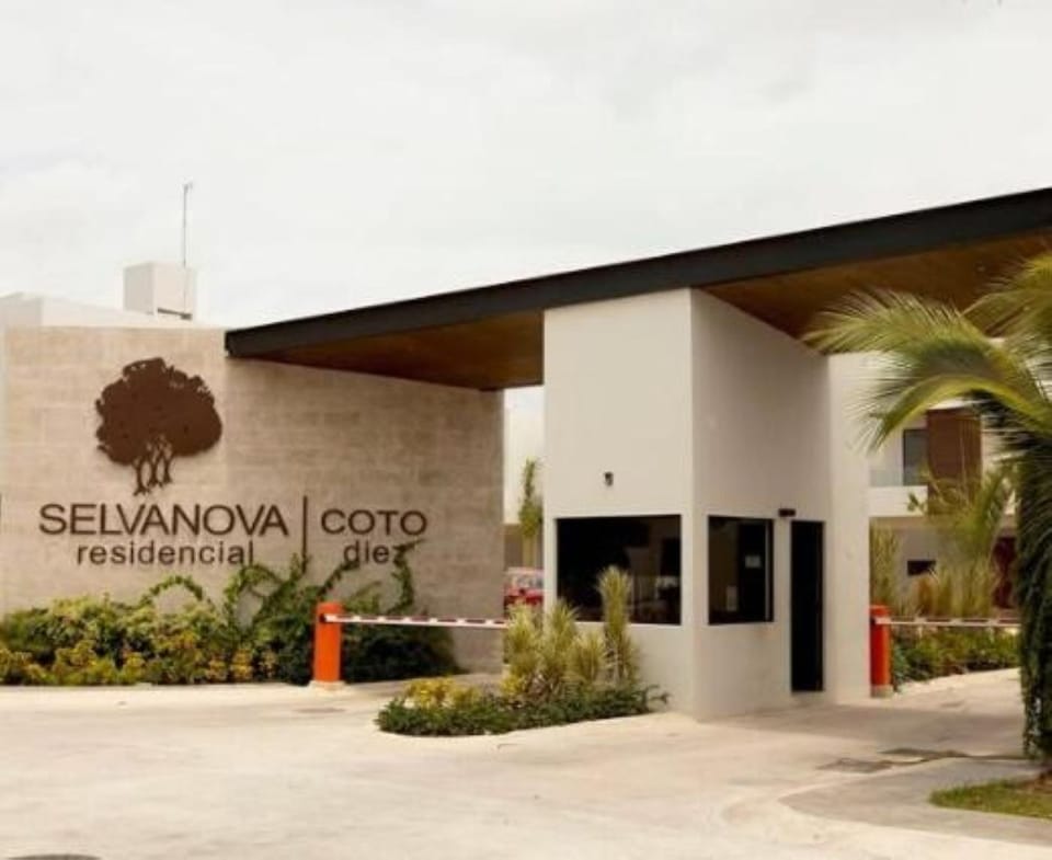 Entrance of Selvanova Coto 10