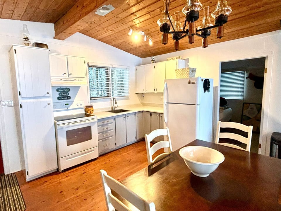 right & Fully Equipped Kitchen – A charming cottage-style kitchen with everything you need to prepare meals. Featuring modern appliances, ample counter space, and a cozy dining area, it's perfect for enjoying home-cooked meals after a day at Berford Lake.
