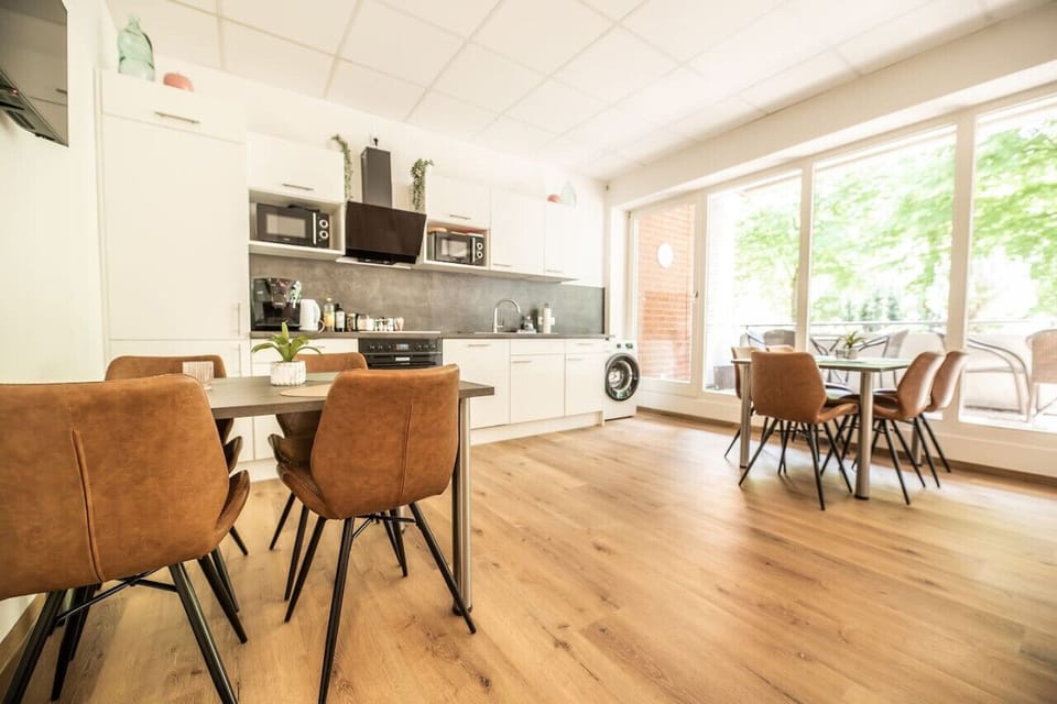 Küche mit offenem Essbereich und Zugang zum Balkon