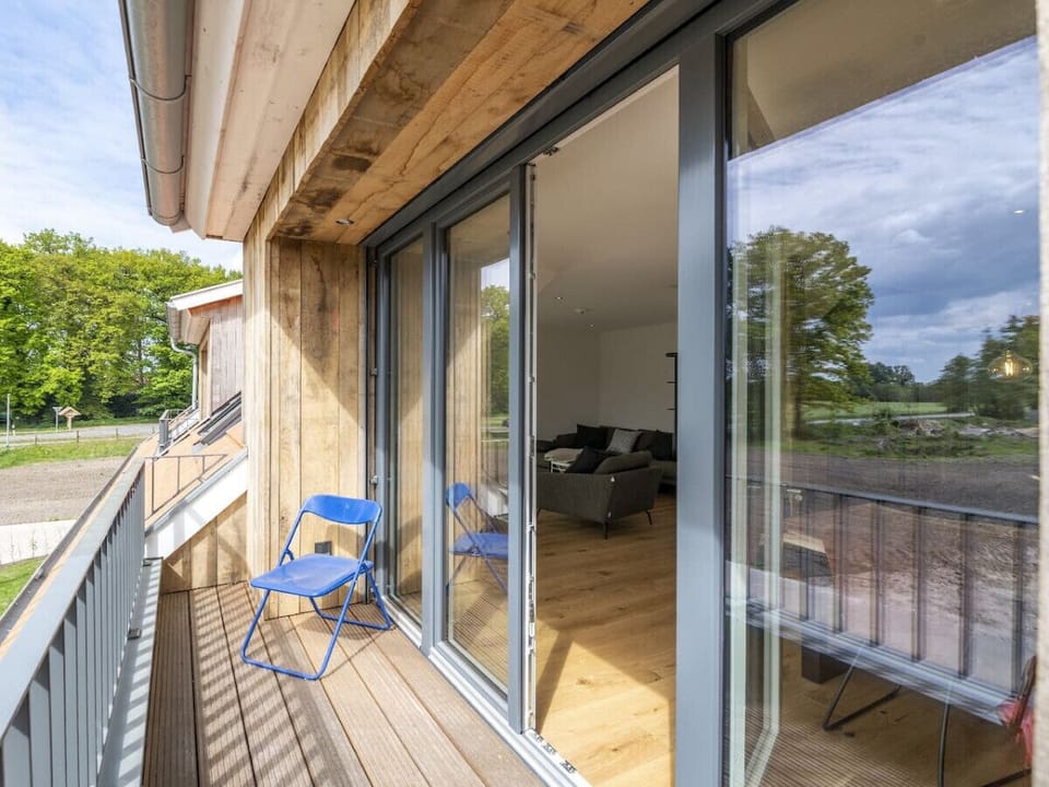 Kleiner Balkon mit einem Ausblick ins Grüne