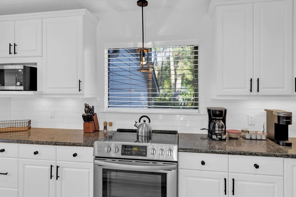 19 Dewberry Lane - Beautiful Gourmet Kitchen