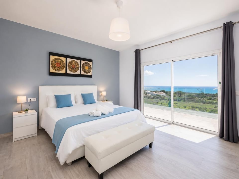 Double bedroom with en suite bathroom, A/C, and sea views