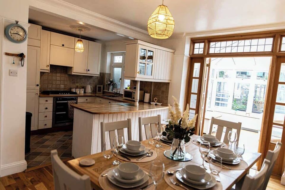 Open plan kitchen with dining table & seating available for 6 guests.
