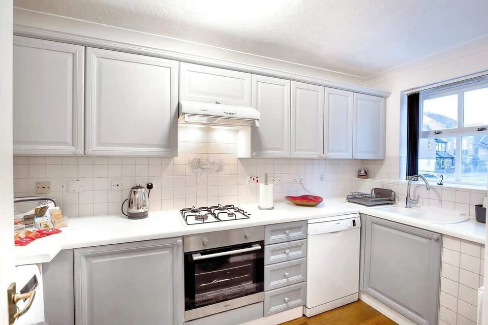Kitchen area with 4 burner hob and oven, Dishwasher and washing machine available