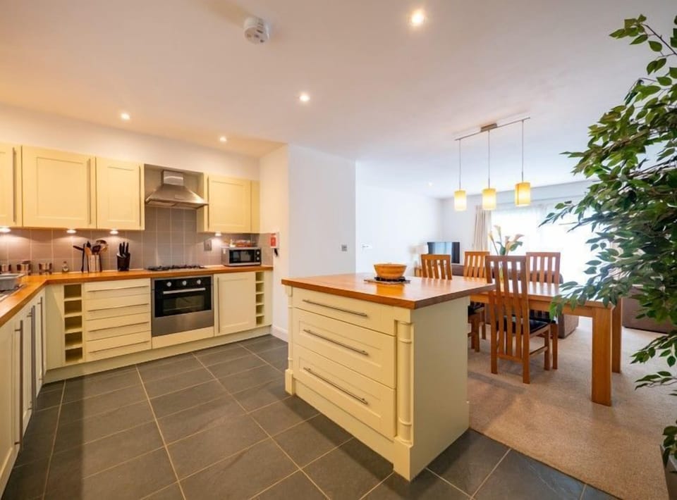 Haven cottage large open plan modern kitchen
